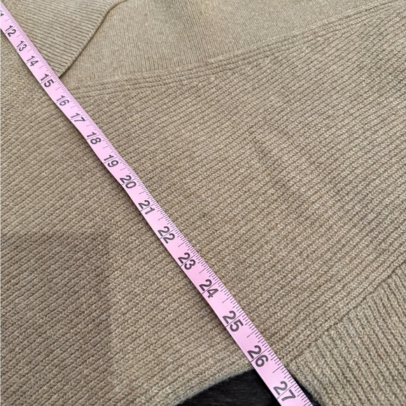 Banana Republic Women's V-Neck Sweater in Warm Tan - Picture 10 of 11